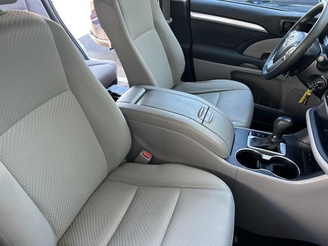 Used 2019 Toyota Highlander LE FWD image 34