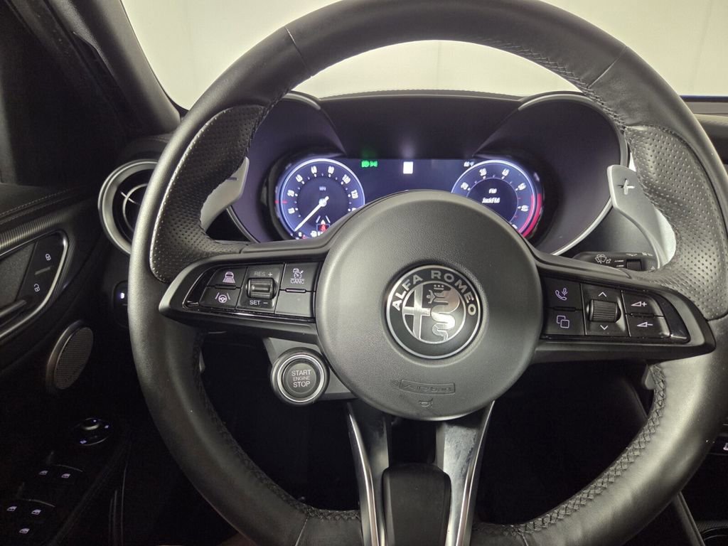 Used 2024 Alfa Romeo Giulia Veloce AWD/4WD image 17