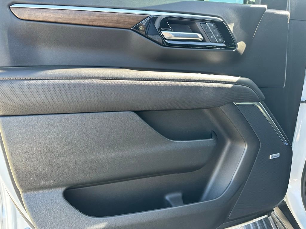 Used 2025 Chevrolet Suburban High Country AWD/4WD image 29