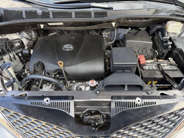 Used 2017 Toyota Sienna SE FWD image 39