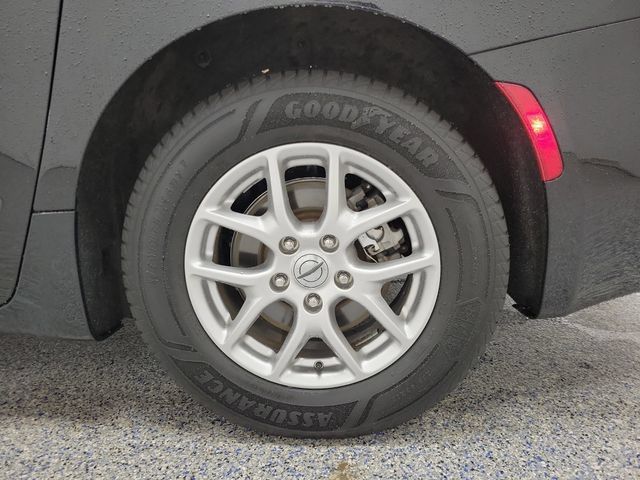 Used 2024 Chrysler Voyager LX FWD image 5