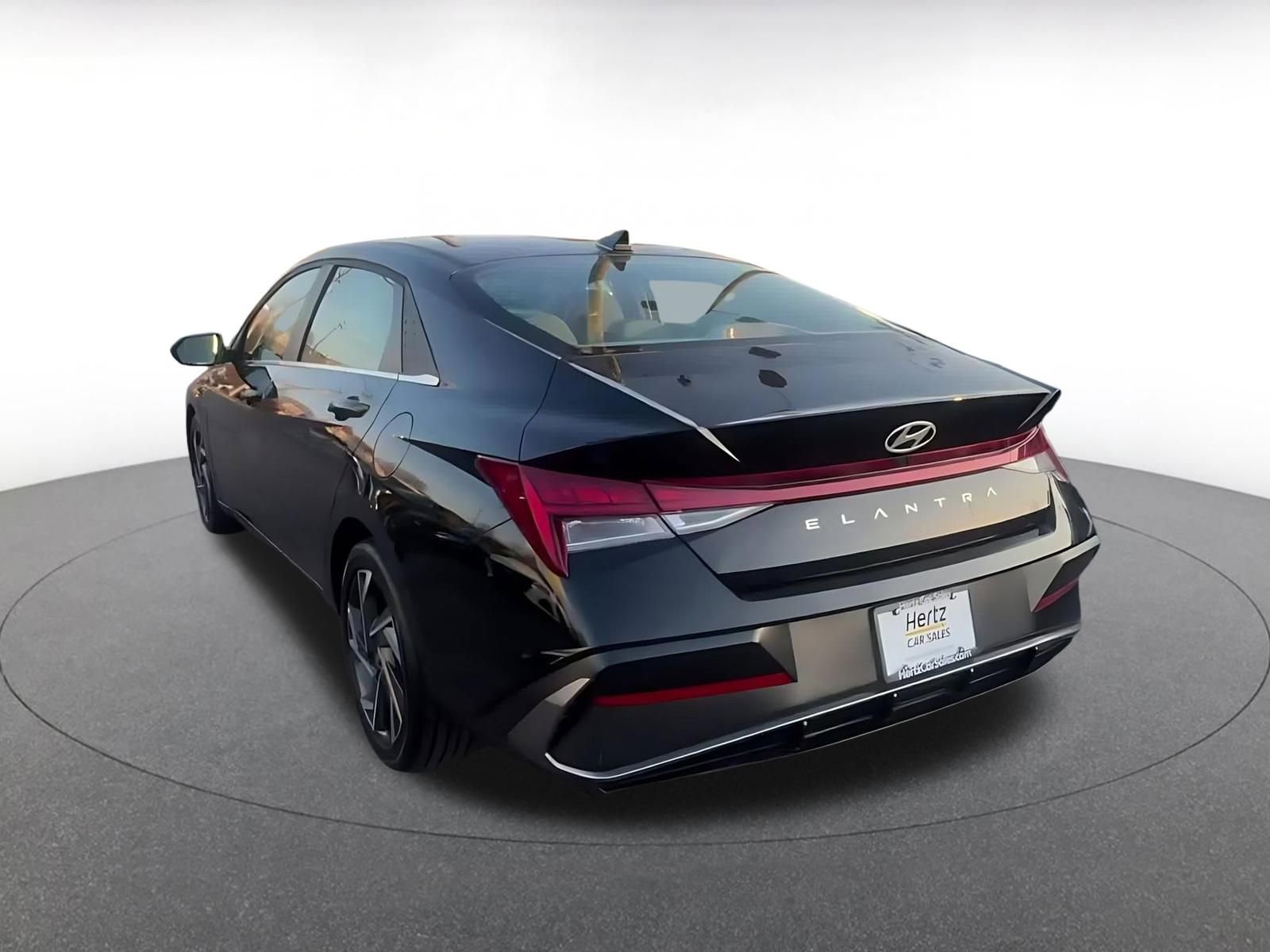 Used 2025 Hyundai Elantra SEL image 11