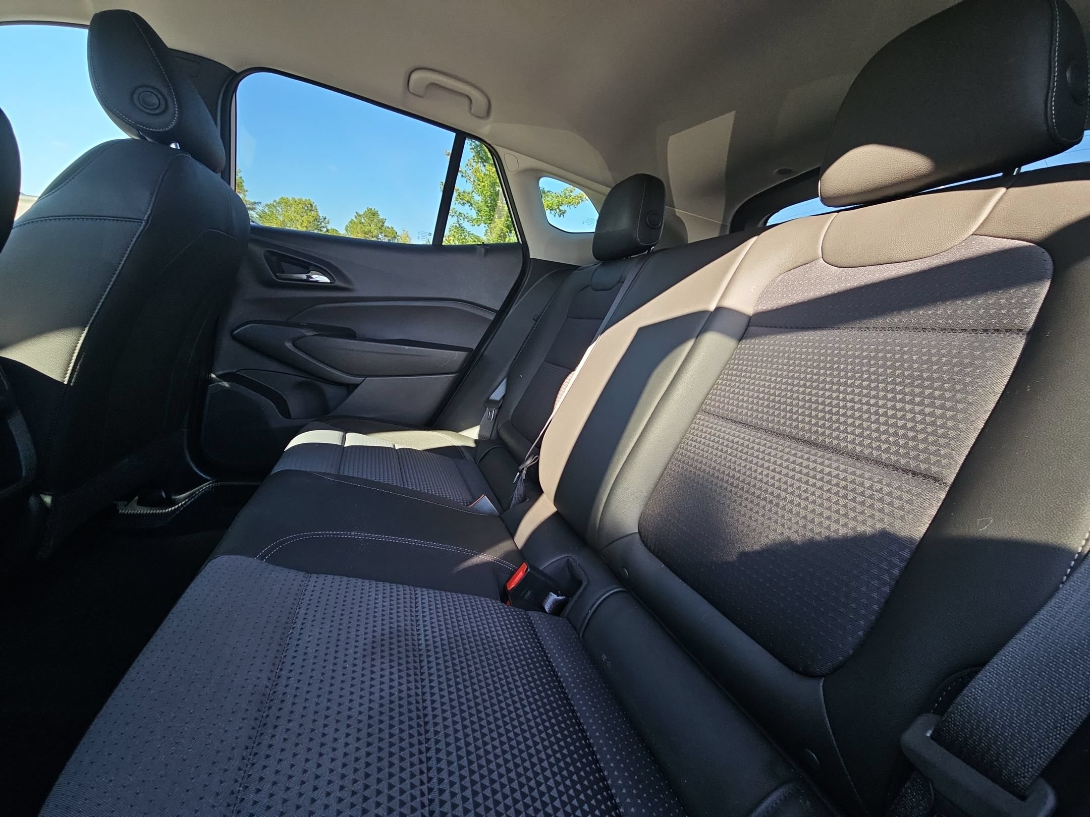 Used 2025 Chevrolet Trax LT FWD image 35