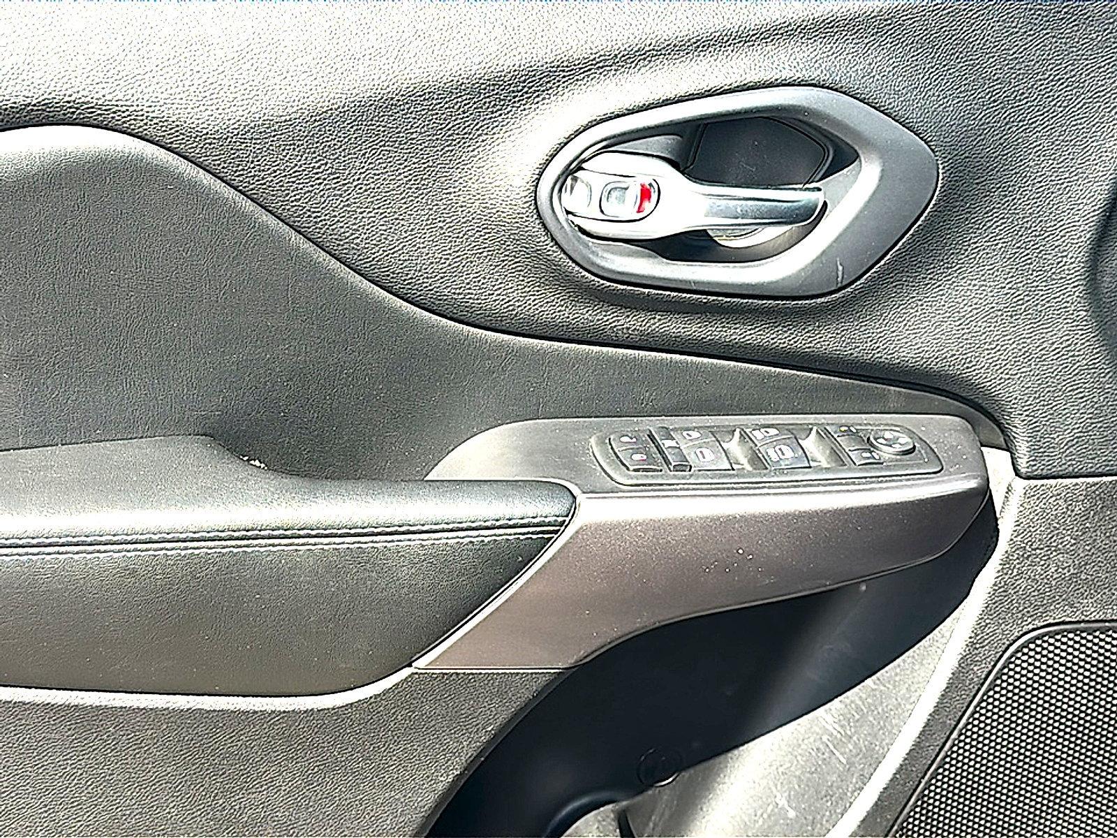Used 2020 Jeep Cherokee Latitude Plus FWD image 16