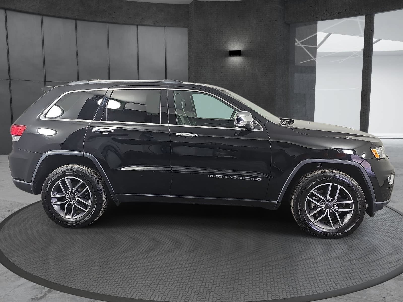 Used 2020 Jeep Grand Cherokee Limited AWD/4WD image 4