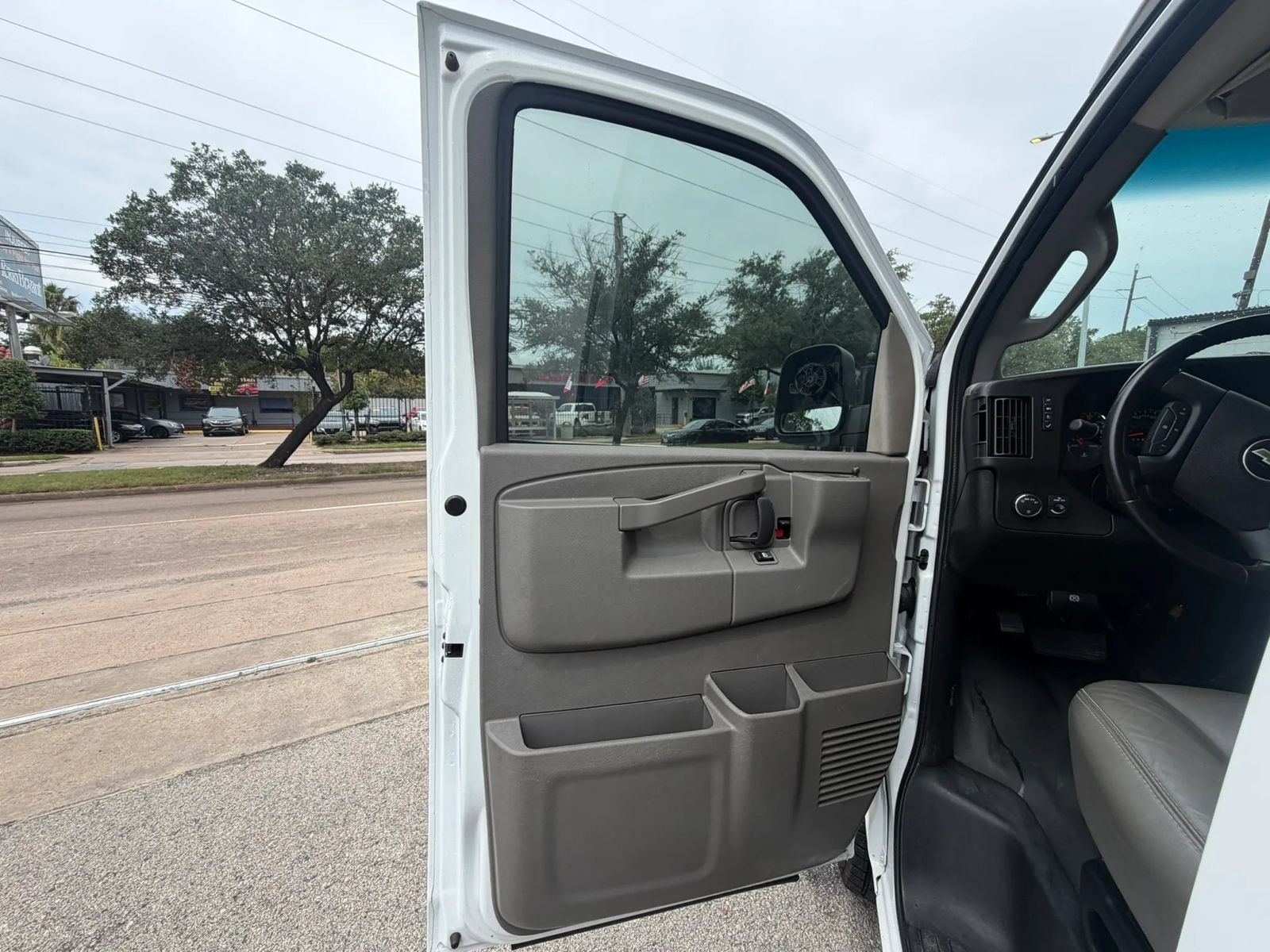 Used 2022 Chevrolet Express 3500 Extended w/ Driver Convenience Package RWD image 6