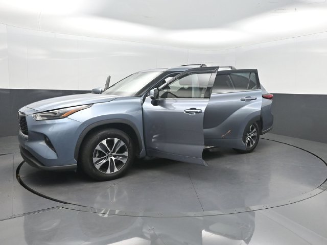 Used 2022 Toyota Highlander XLE FWD image 31