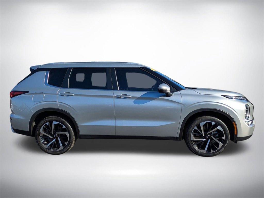 Used 2023 Mitsubishi Outlander SE image 3