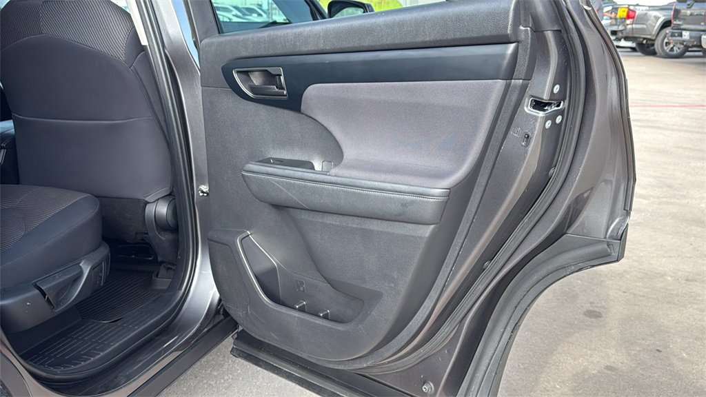 Used 2023 Toyota Highlander LE image 30