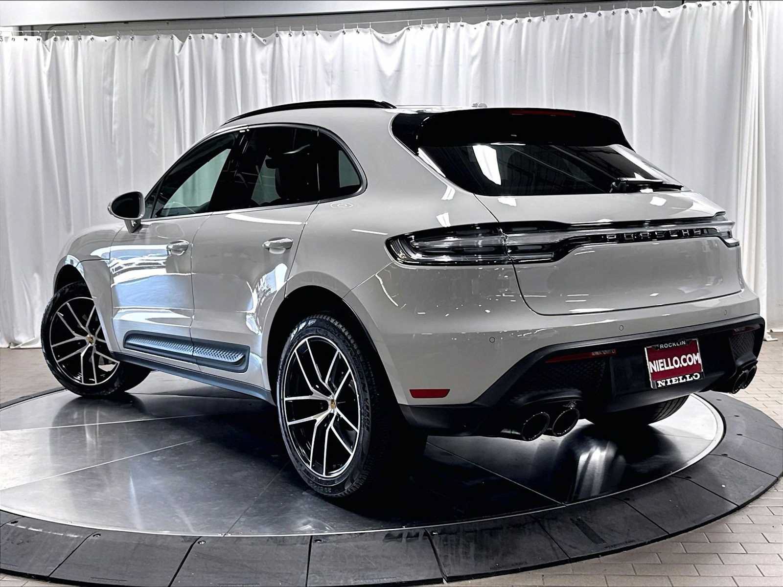 Used 2023 Porsche Macan AWD/4WD image 3