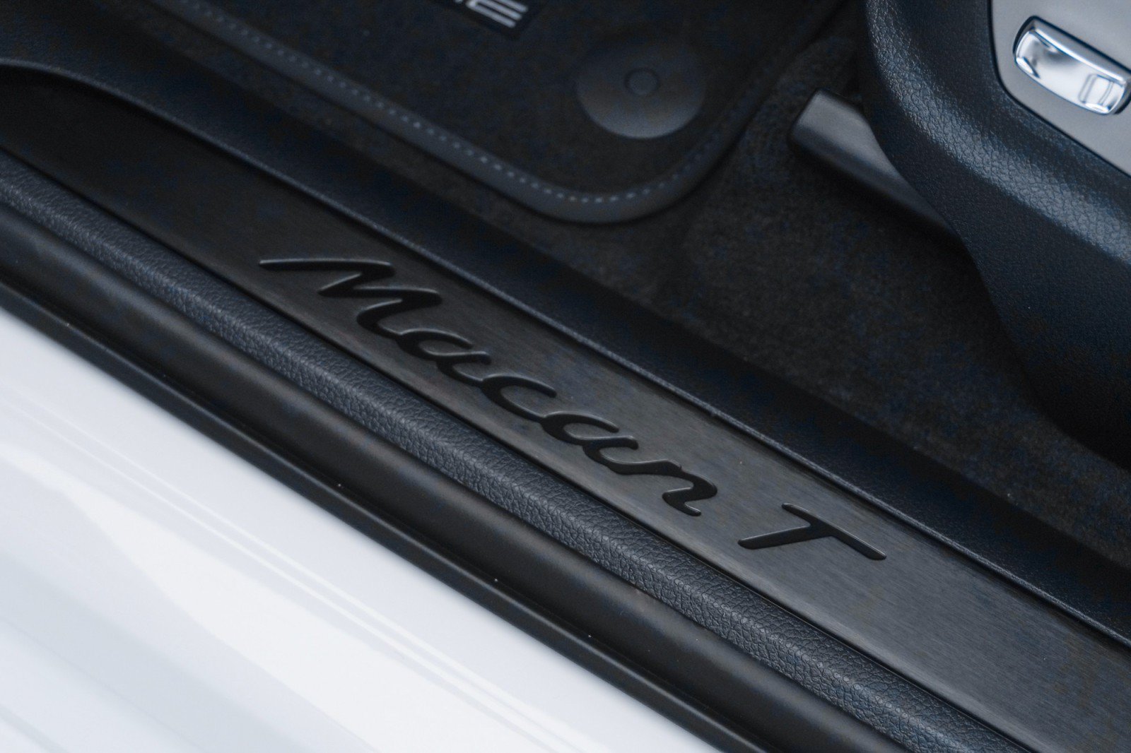 Certified 2023 Porsche Macan Turbo AWD/4WD image 11