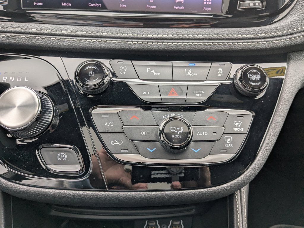 Used 2025 Chrysler Pacifica Limited FWD image 30
