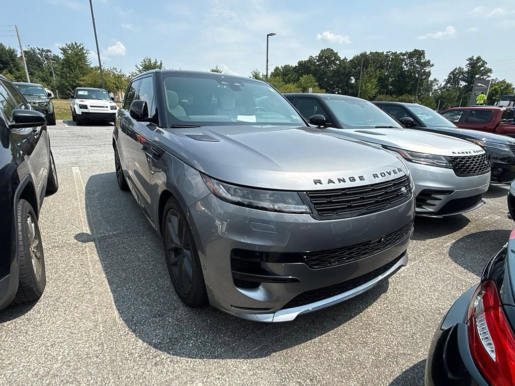 Used 2024 Land Rover Range Rover Sport Dynamic SE AWD/4WD image 2