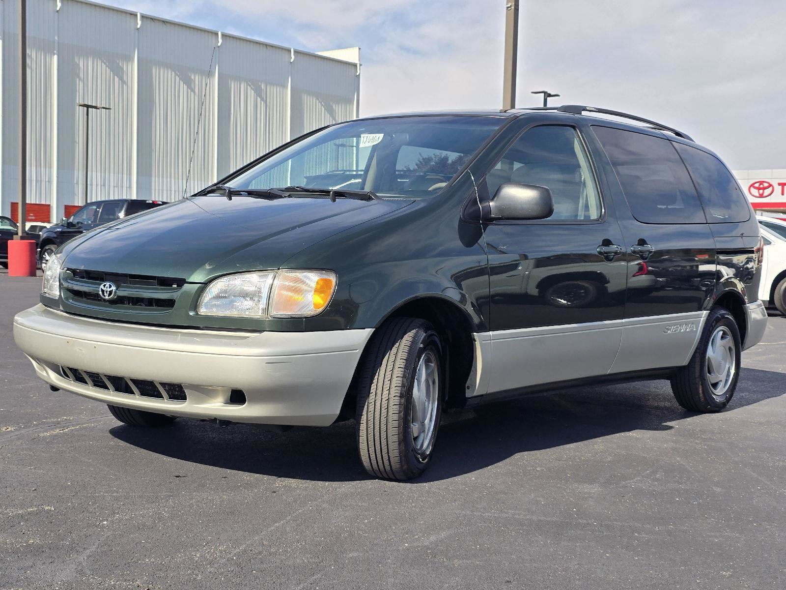 Used 2000 Toyota Sienna XLE FWD image 3