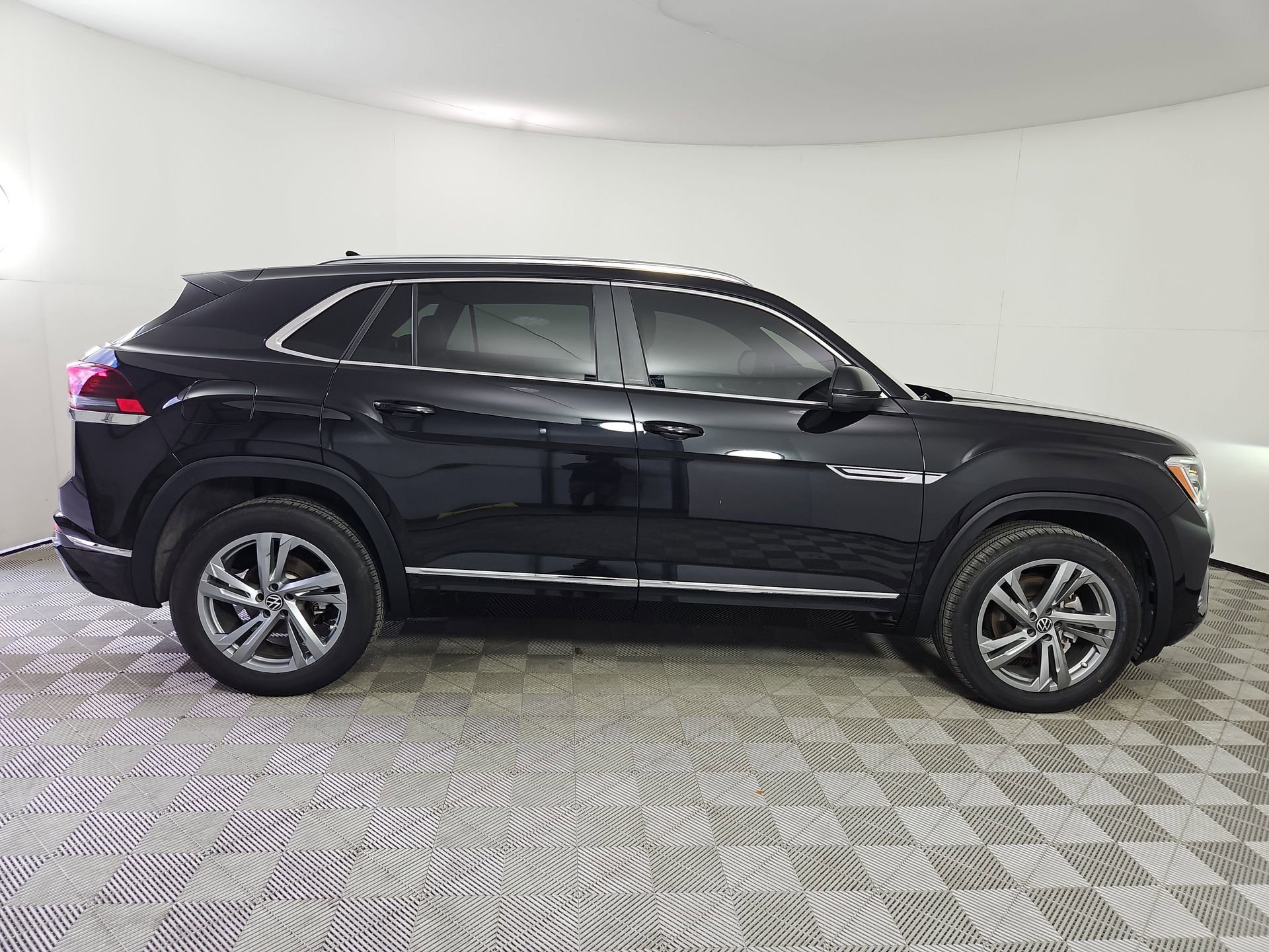 Used 2024 Volkswagen Atlas Cross Sport SEL R-Line AWD/4WD image 8