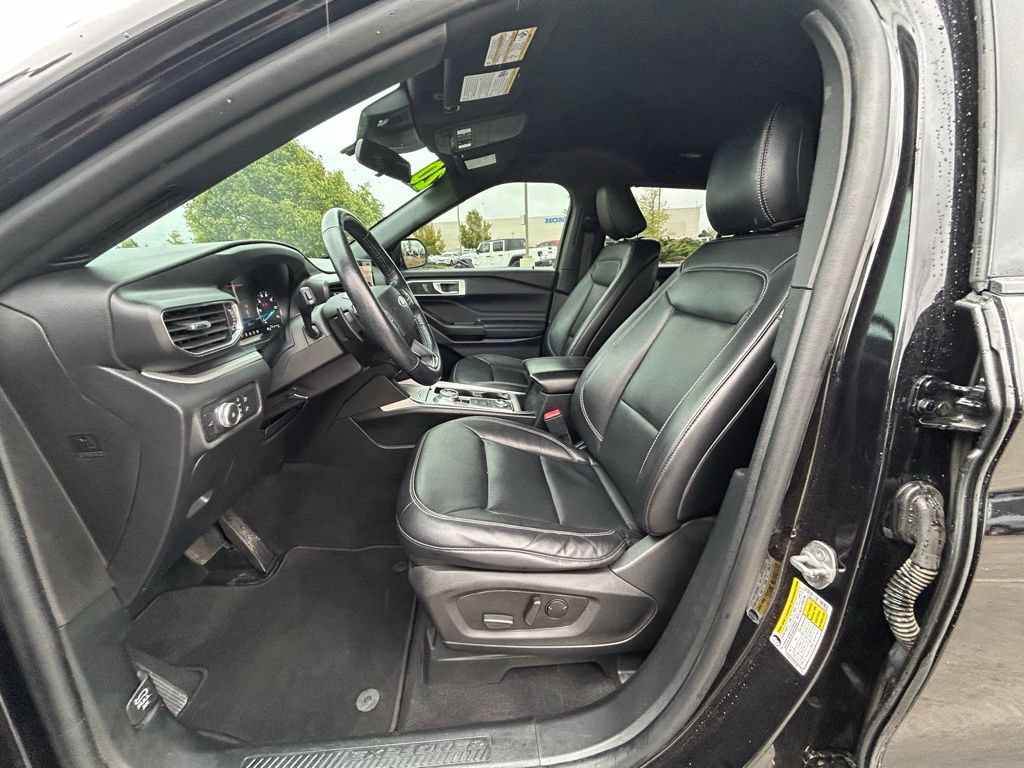 Used 2020 Ford Explorer XLT w/ Equipment Group 202A AWD/4WD image 13