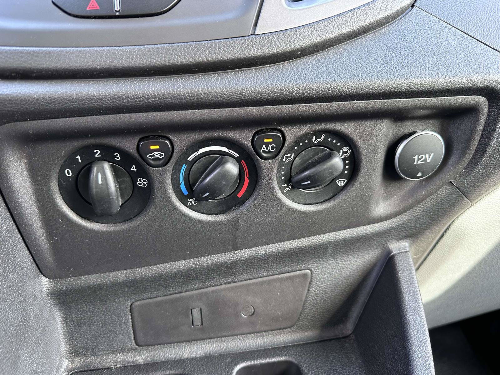 Used 2015 Ford Transit 350 XLT RWD image 25