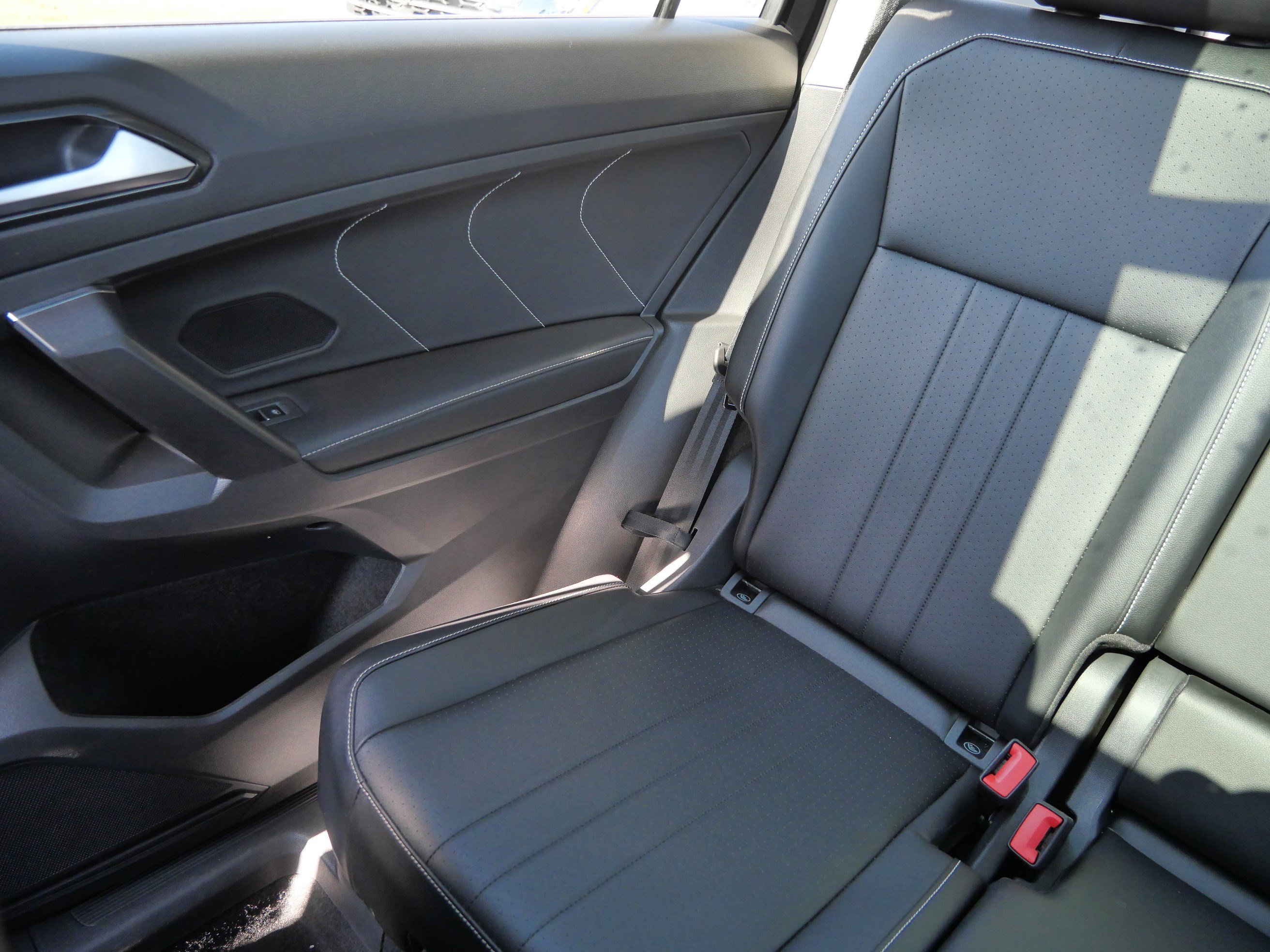 Certified 2022 Volkswagen Tiguan SE w/ Panoramic Sunroof Package image 12