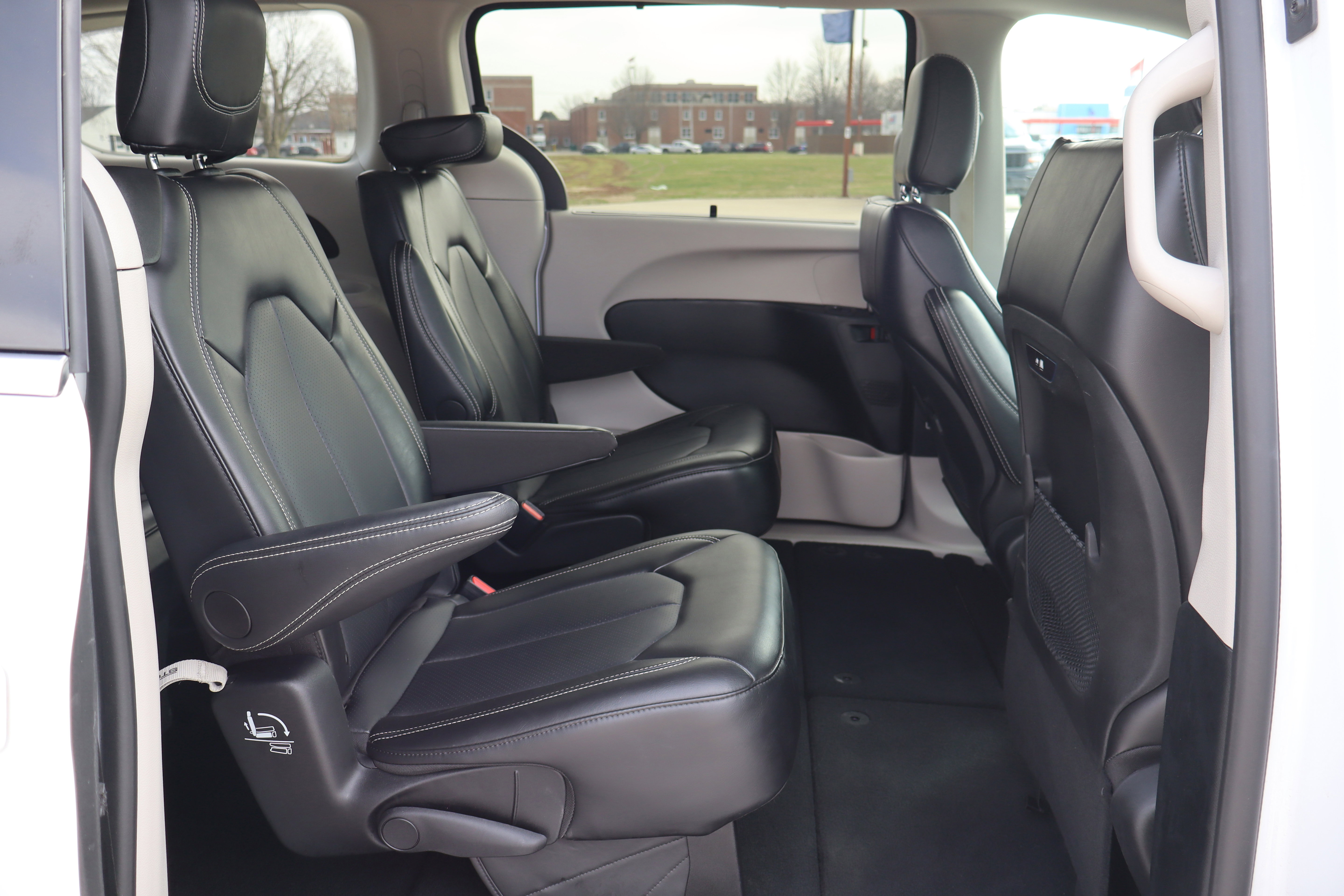 Used 2024 Chrysler Pacifica Touring-L image 14