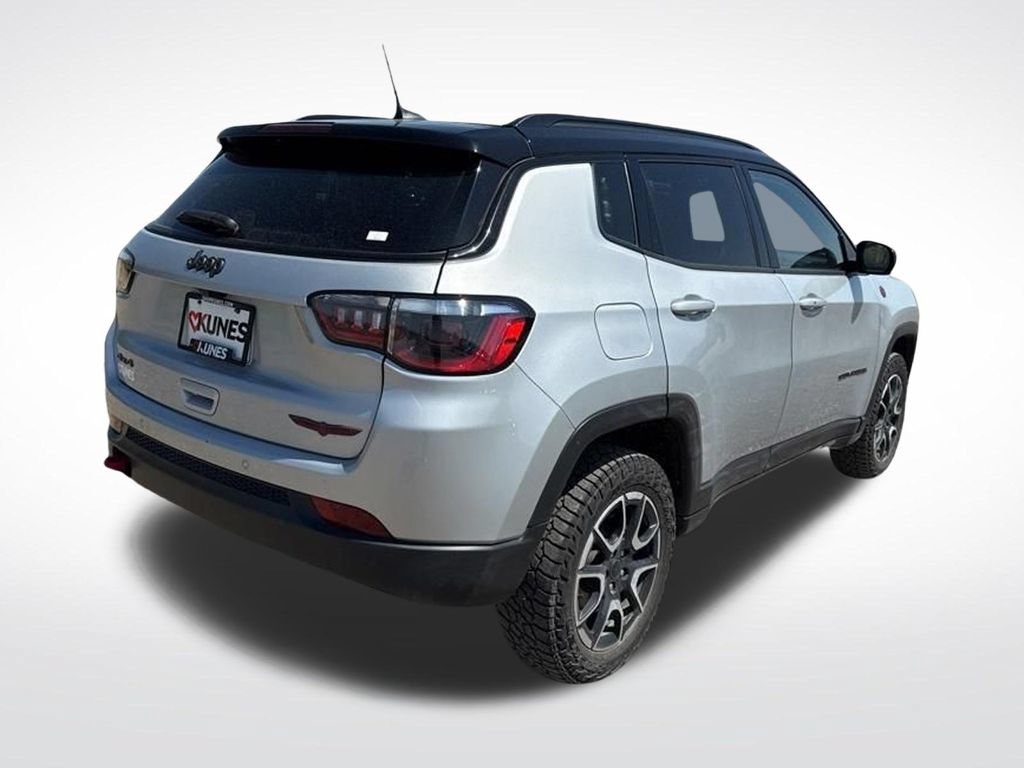Used 2025 Jeep Compass Trailhawk AWD/4WD image 13