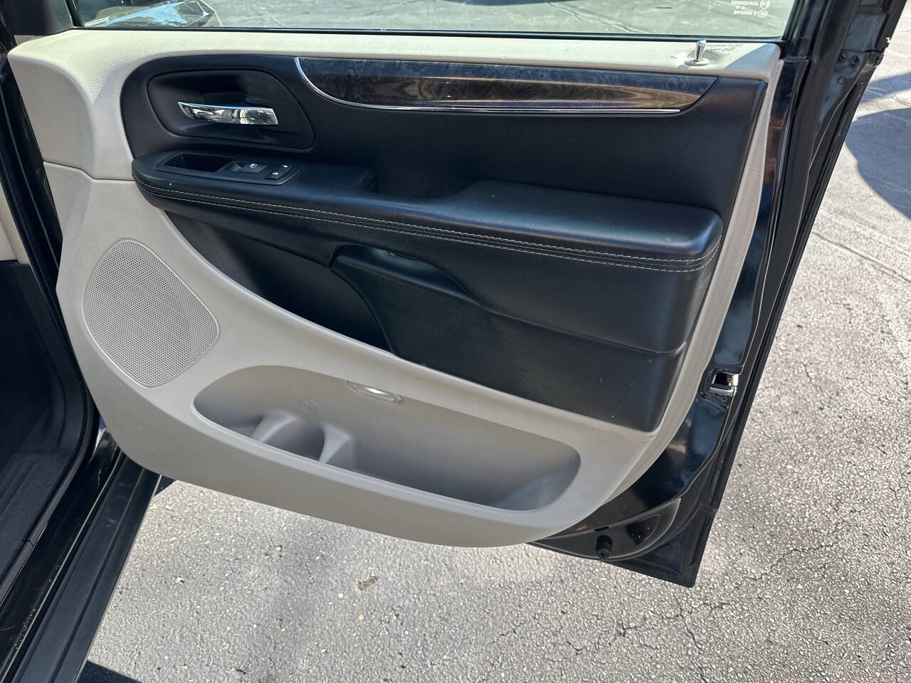 Used 2015 Chrysler Town & Country Touring image 12