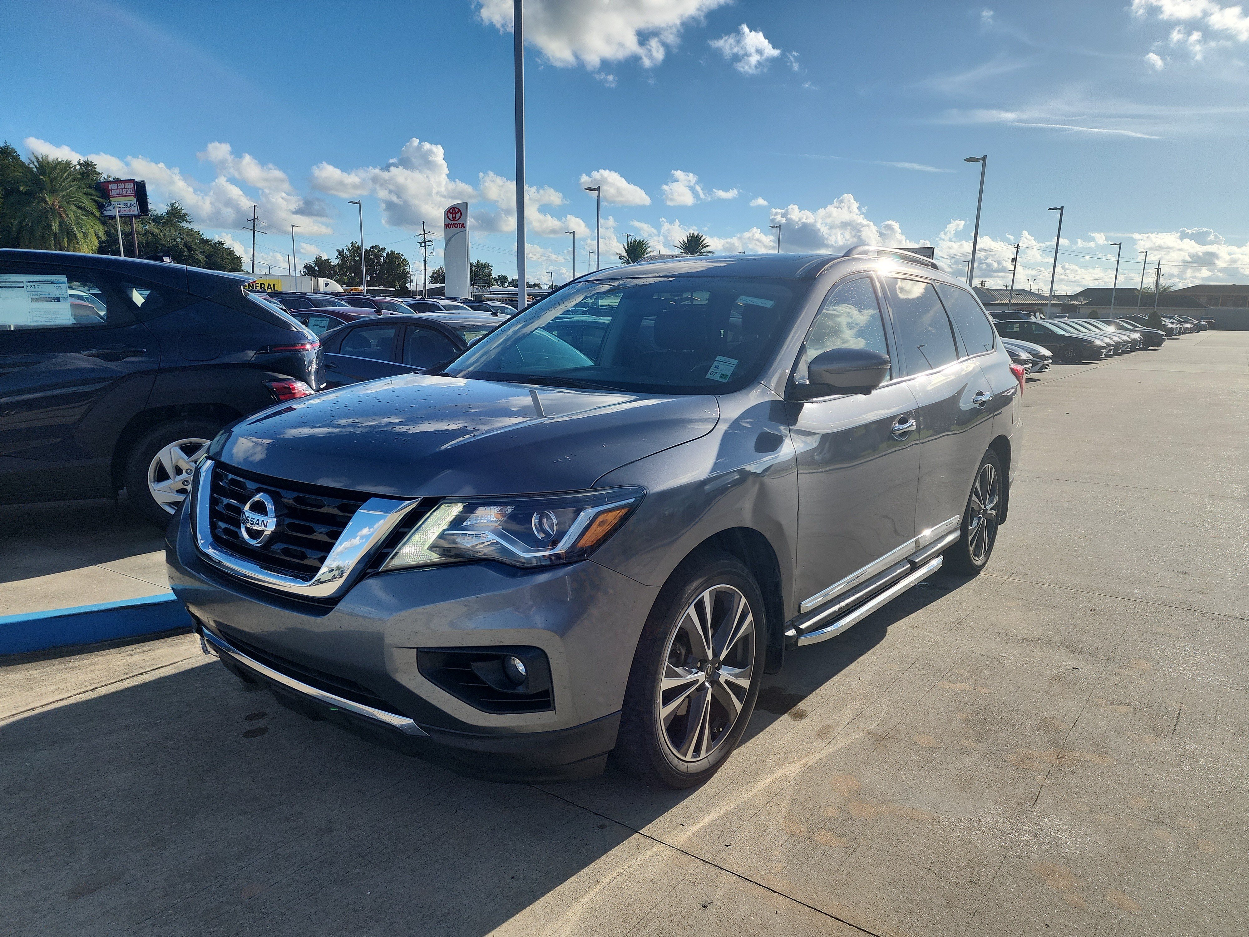 Used 2017 Nissan Pathfinder Platinum w/ Family Entertainment Package FWD image 3