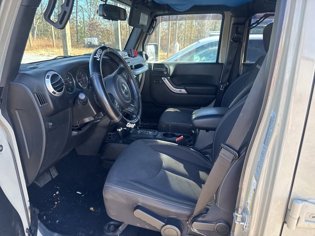 Used 2017 Jeep Wrangler Unlimited Sahara w/ Connectivity Group image 19