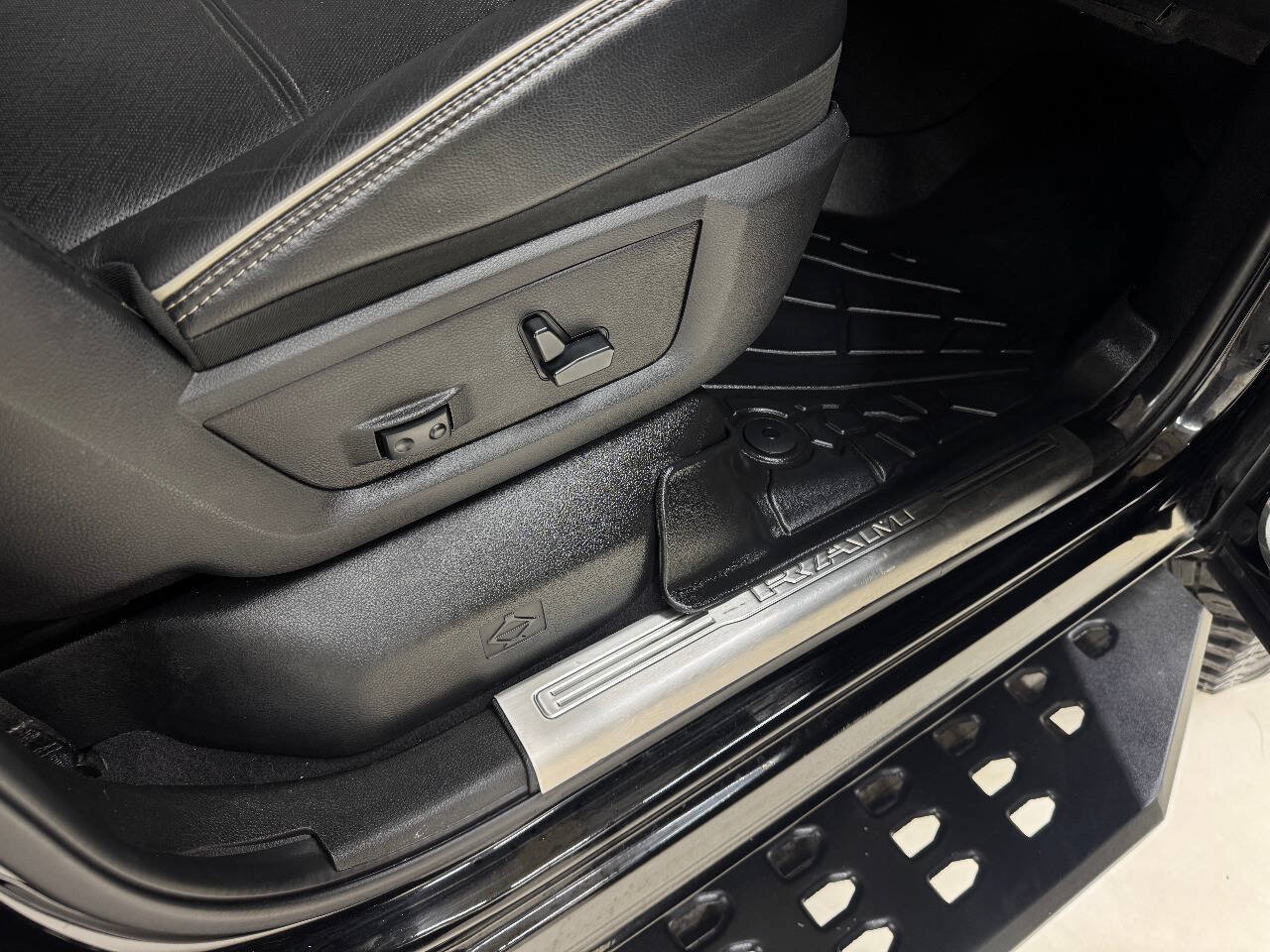 Used 2020 RAM 3500 Laramie w/ Night Edition AWD/4WD image 27
