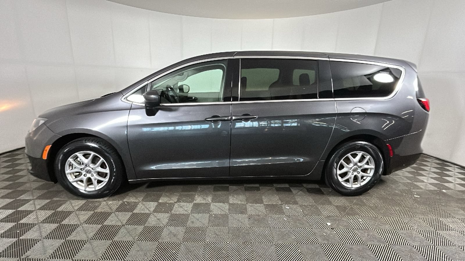 Used 2023 Chrysler Voyager LX FWD image 6