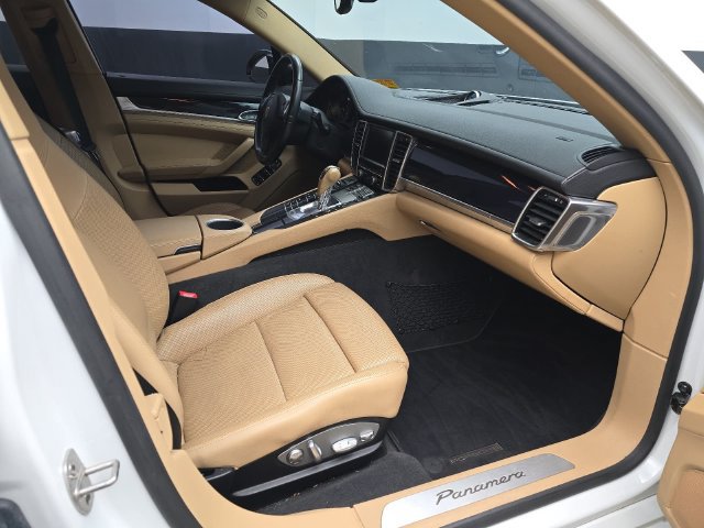 Used 2015 Porsche Panamera RWD image 30
