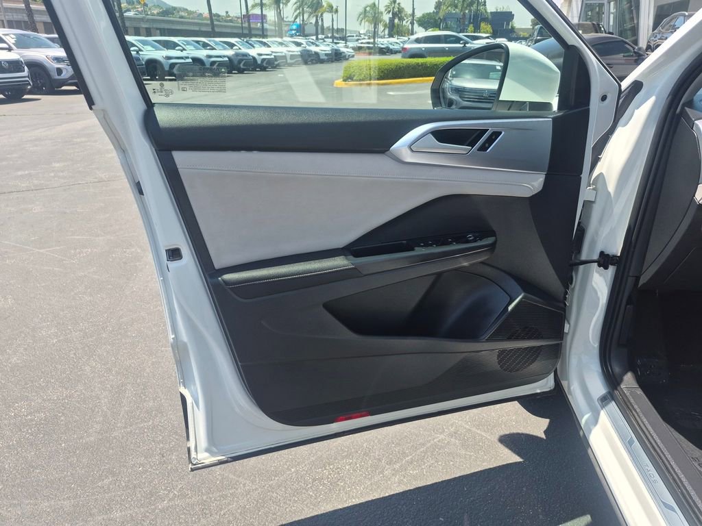 Used 2025 Volkswagen Taos SE FWD image 12