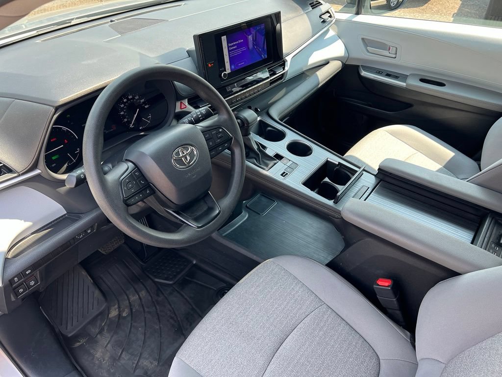 Certified 2025 Toyota Sienna LE AWD/4WD image 18