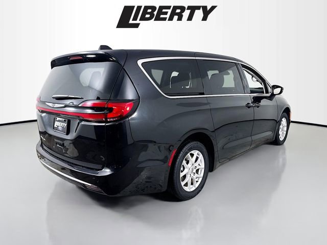 Used 2023 Chrysler Pacifica Touring-L image 7