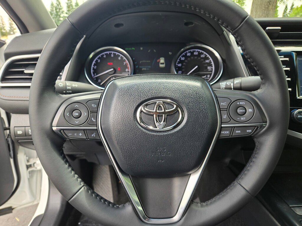Used 2018 Toyota Camry XLE FWD image 25