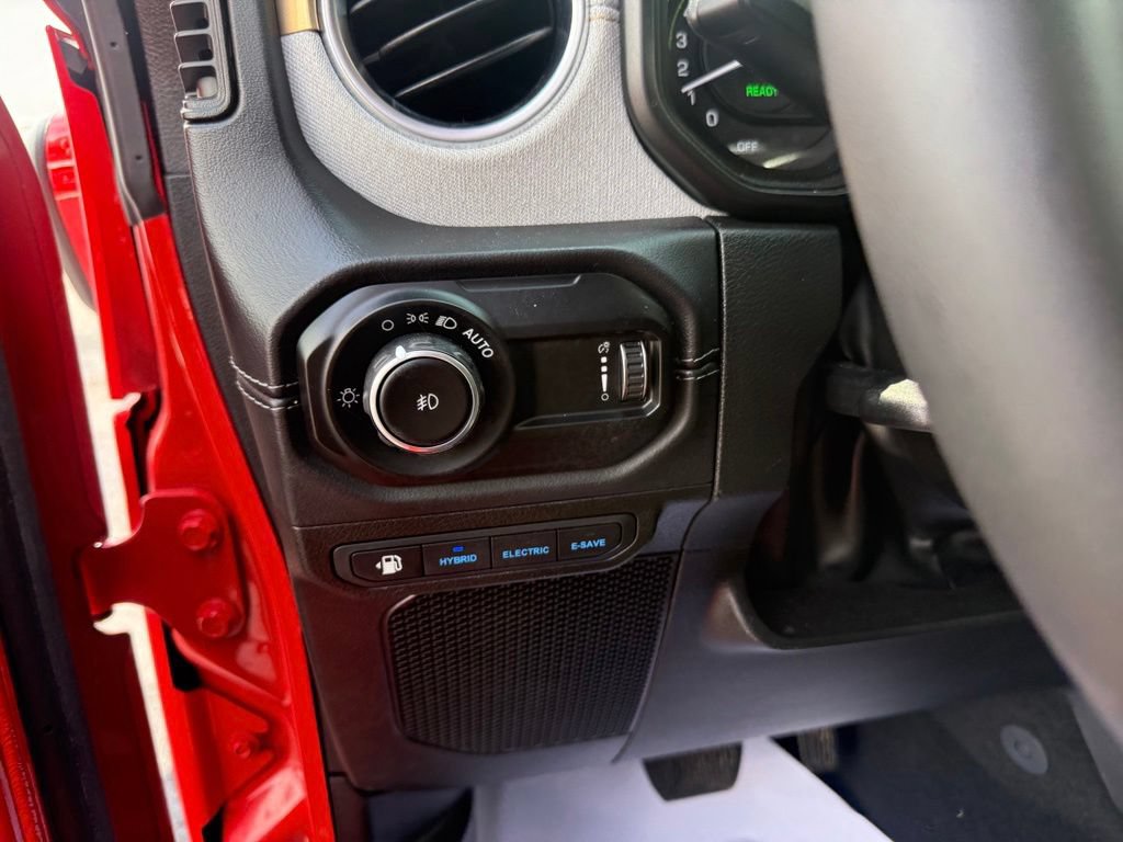 Used 2025 Jeep Wrangler Unlimited Sahara w/ Safety Group AWD/4WD image 16