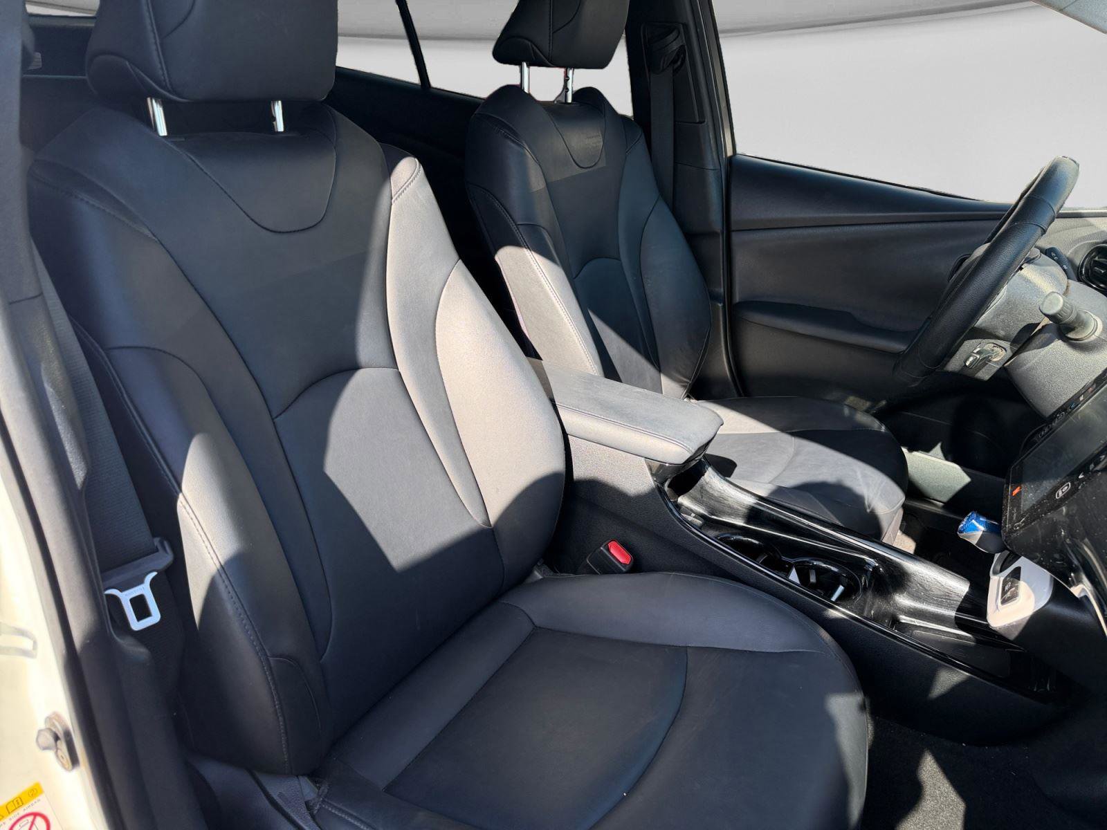 Used 2017 Toyota Prius Prime Advanced w/ Carpet Mat Package FWD image 12