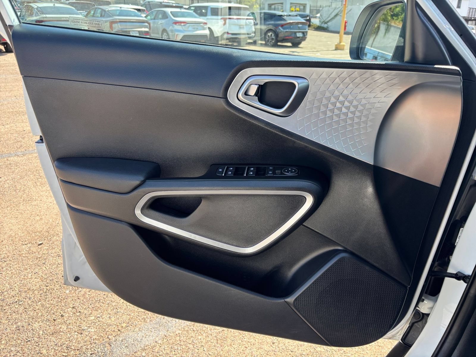 Used 2025 Kia Soul LX w/ LX Technology Package FWD image 18