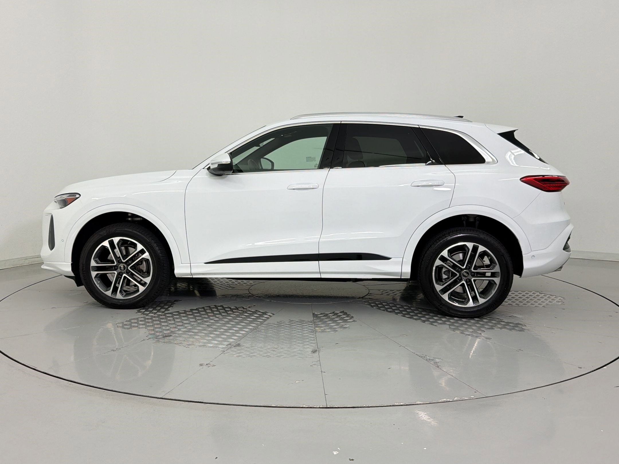 Certified 2025 Audi Q5 Premium w/ Convenience Package AWD/4WD image 2