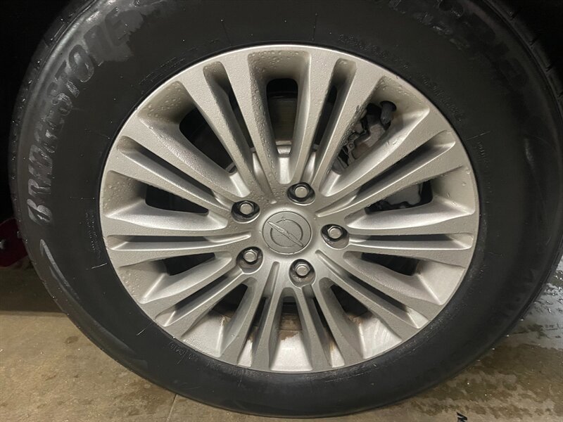Used 2015 Chrysler Town & Country Touring-L FWD image 26