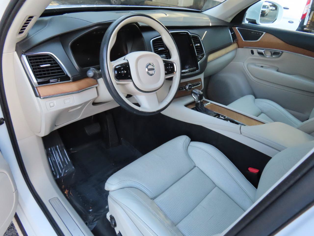 Used 2016 Volvo XC90 T6 Inscription w/ Vision Package AWD/4WD image 4