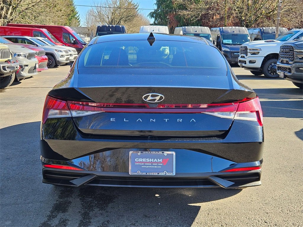 Used 2022 Hyundai Elantra SE w/ Cargo Package image 6