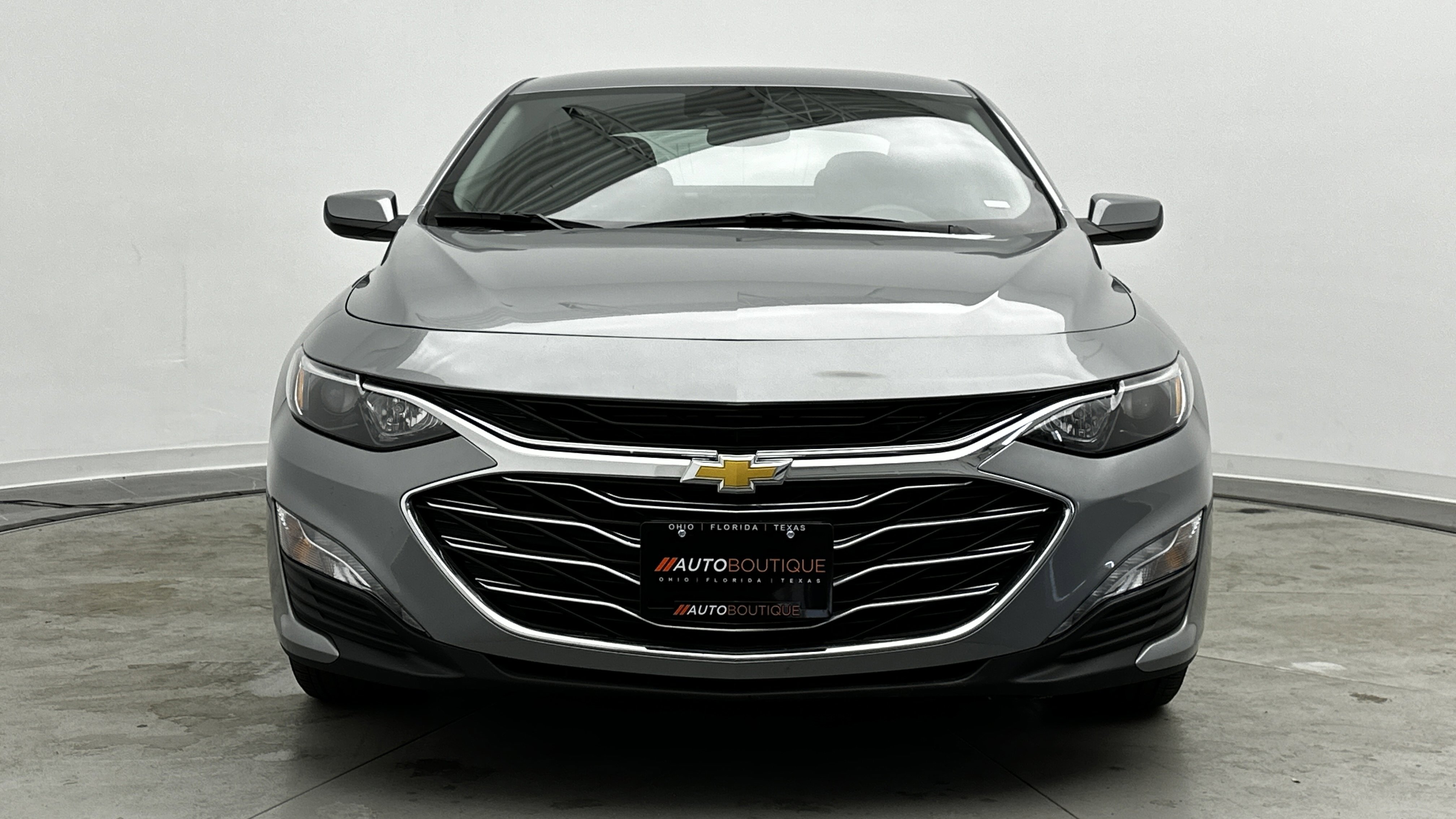 Used 2025 Chevrolet Malibu LT image 2