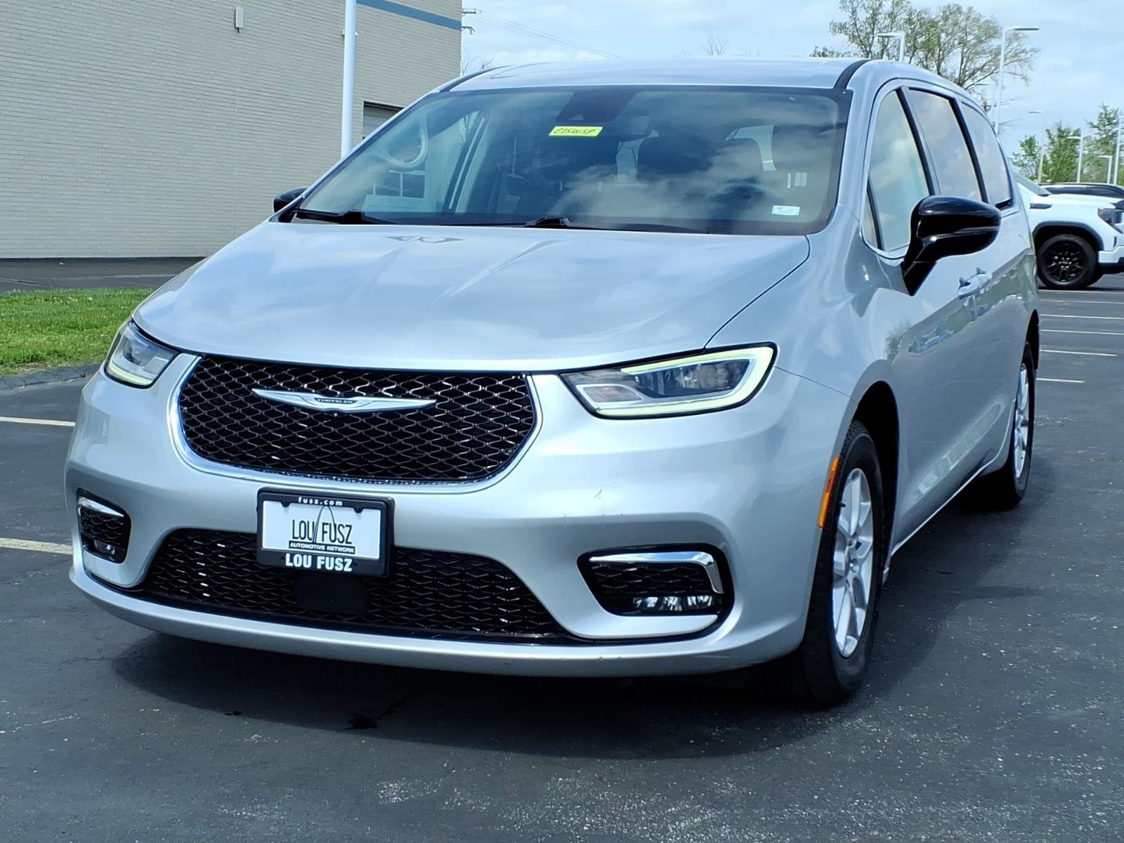 Used 2024 Chrysler Pacifica Touring-L image 2