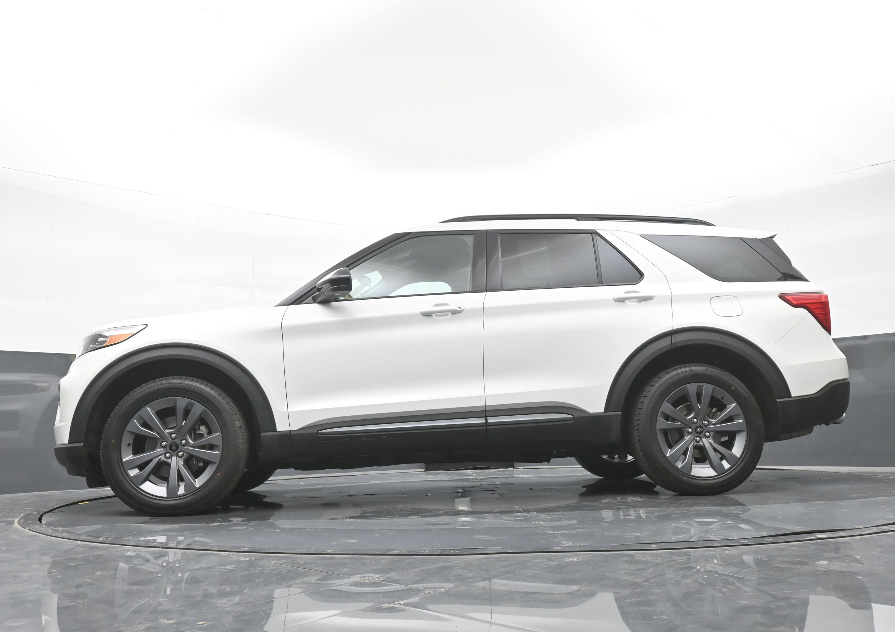 Used 2023 Ford Explorer XLT w/ Equipment Group 202A AWD/4WD image 45