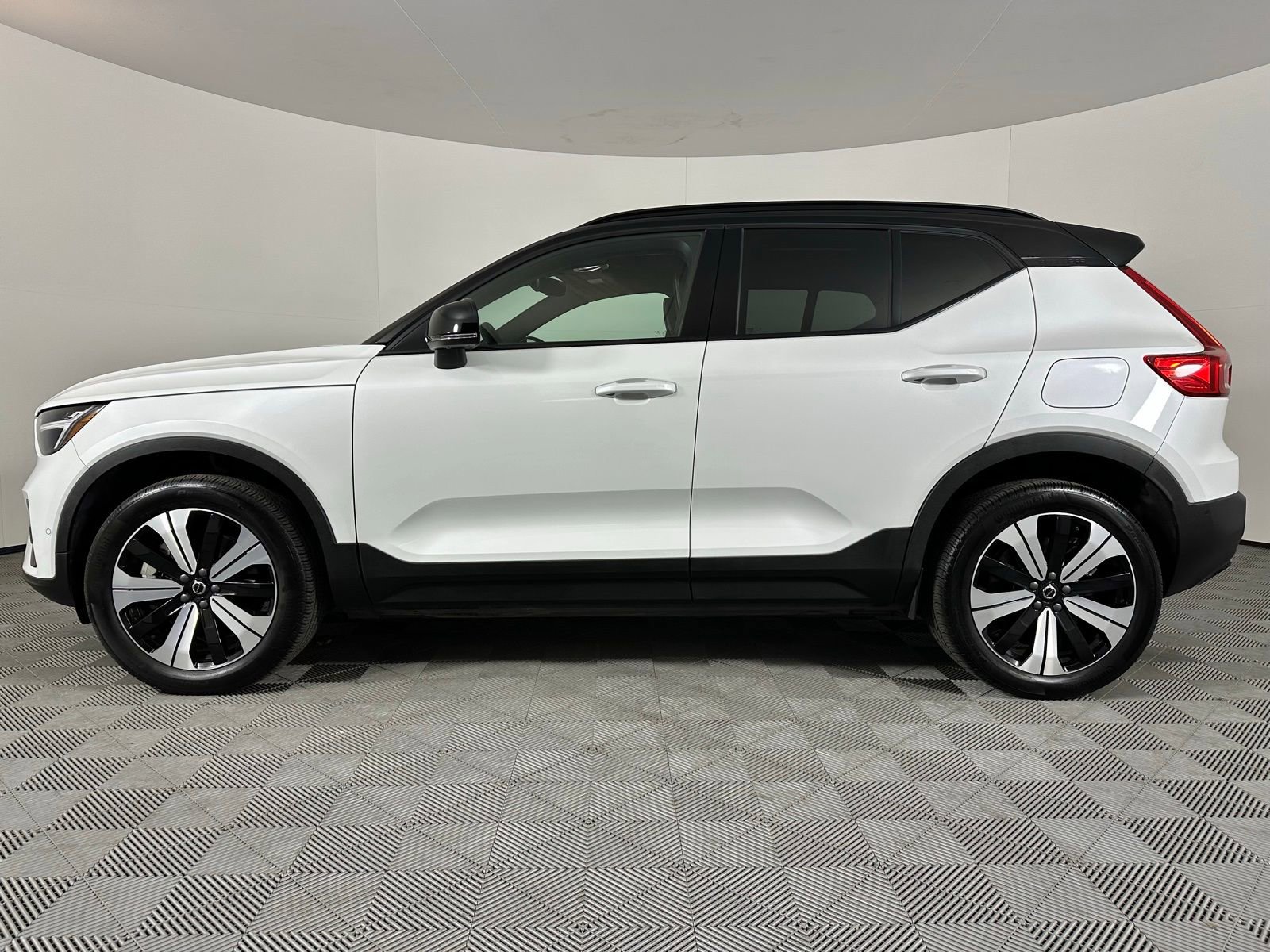 Used 2023 Volvo XC40 Recharge Plus image 17