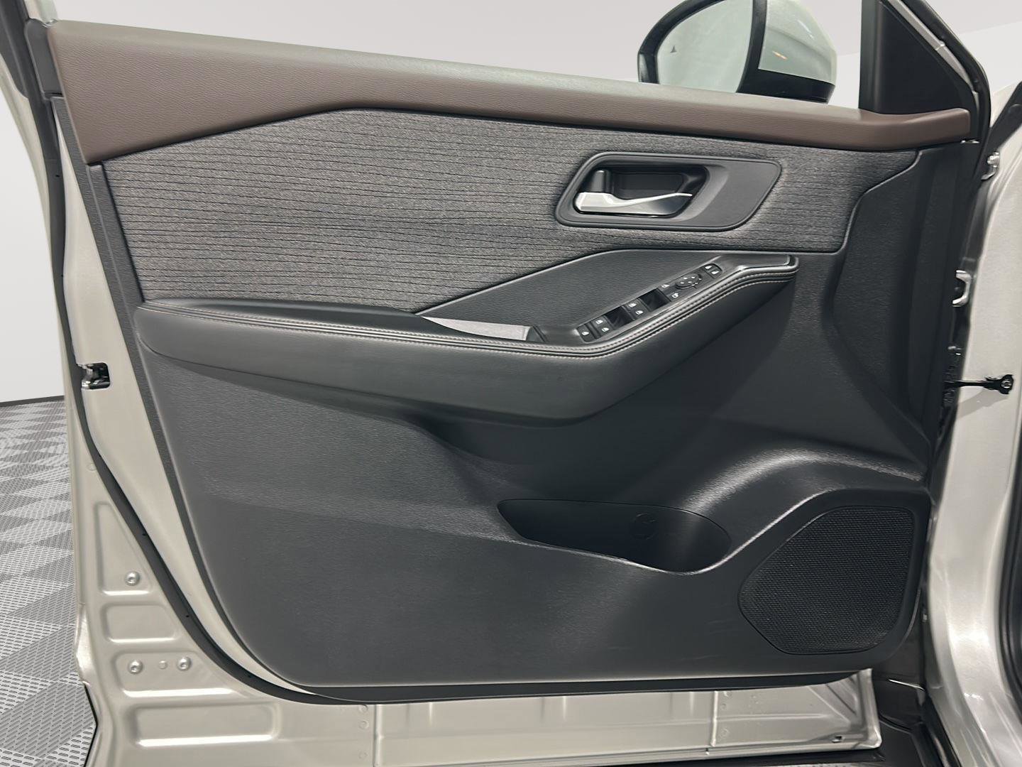 Used 2023 Nissan Rogue SV image 22