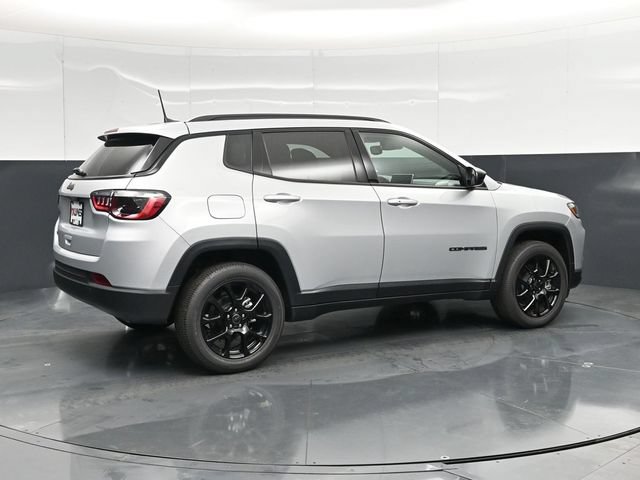 Used 2026 Jeep Compass Latitude AWD/4WD image 2