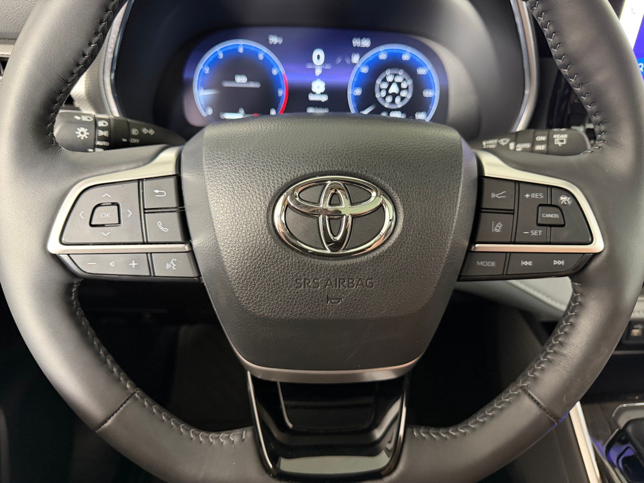 Used 2024 Toyota Highlander Platinum FWD image 9