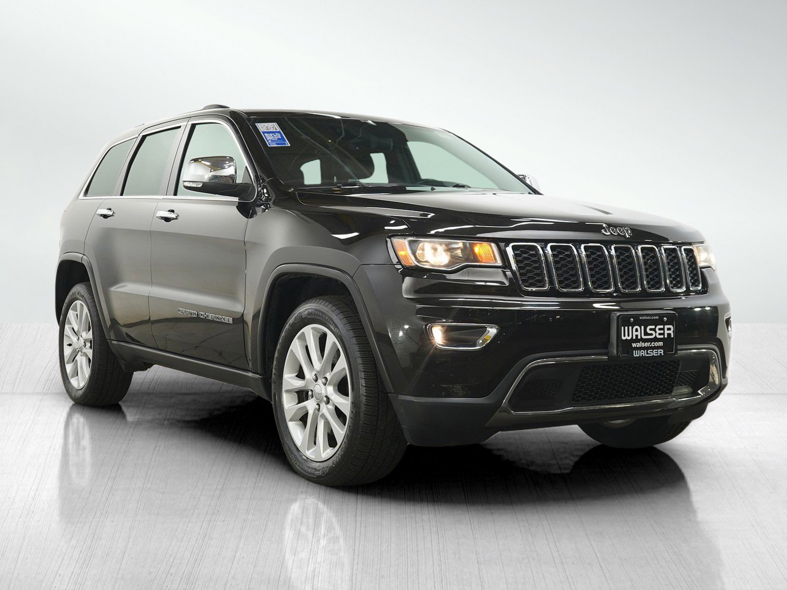 Used 2017 Jeep Grand Cherokee Limited AWD/4WD image 3