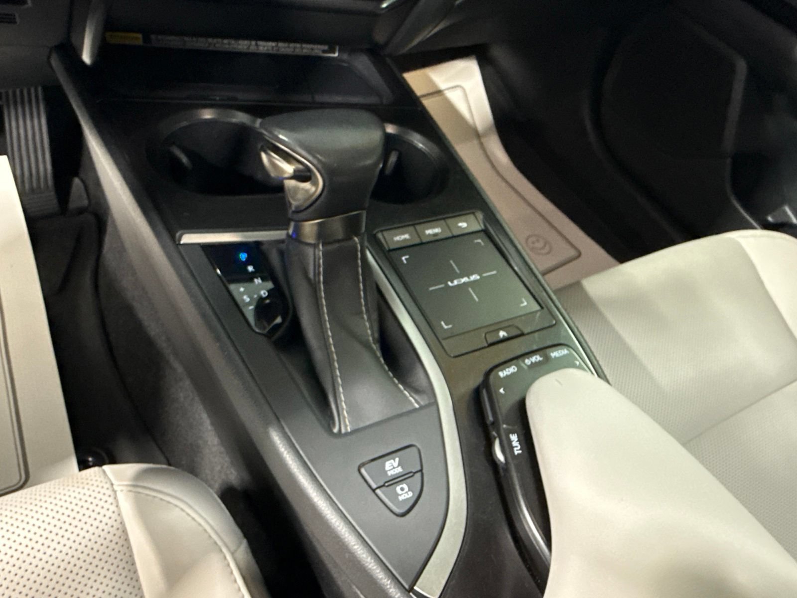 Used 2020 Lexus UX 250h w/ Premium Package AWD/4WD image 34